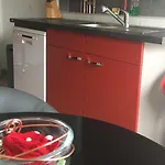 In Mit 2 Schlafzimmern, Wohnzimmer, Balkon, Parkplatz - Erdgeschoss *