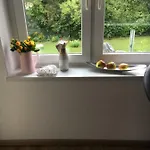 In Mit 2 Schlafzimmern, Wohnzimmer, Balkon, Parkplatz - Erdgeschoss Appartamento