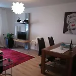 In Mit 2 Schlafzimmern, Wohnzimmer, Balkon, Parkplatz - Erdgeschoss Appartamento *