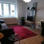 Apartment In Mit 2 Schlafzimmern, Wohnzimmer, Balkon, Parkplatz - Erdgeschoss *