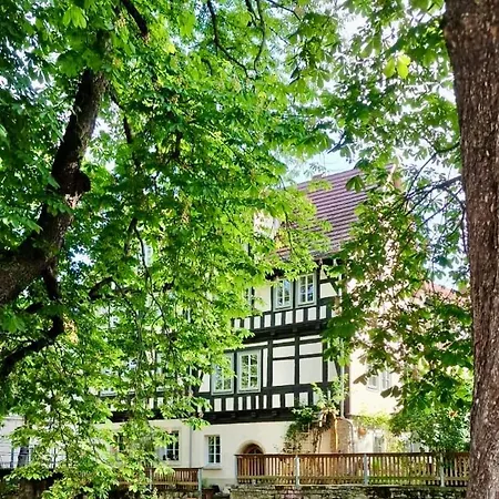 In Mit 2 Schlafzimmern, Wohnzimmer, Balkon, Parkplatz - Erdgeschoss エアフルト