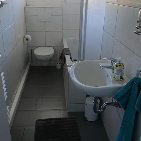 In Mit 2 Schlafzimmern, Wohnzimmer, Balkon, Parkplatz - Erdgeschoss