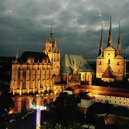 In Mit 2 Schlafzimmern, Wohnzimmer, Balkon, Parkplatz - Erdgeschoss アパート エアフルト