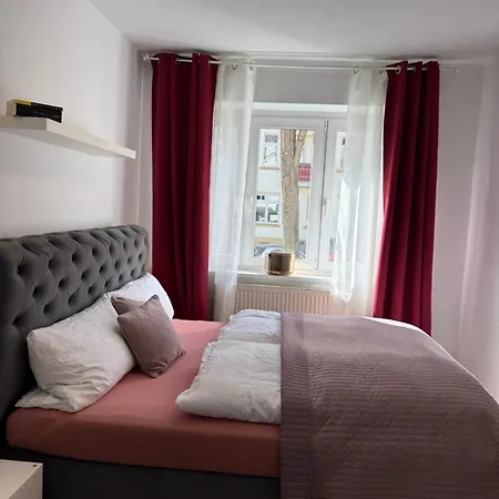 Апартаменты In Mit 2 Schlafzimmern, Wohnzimmer, Balkon, Parkplatz - Erdgeschoss *