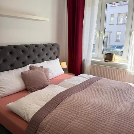 アパート In Mit 2 Schlafzimmern, Wohnzimmer, Balkon, Parkplatz - Erdgeschoss