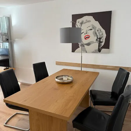 アパート In Mit 2 Schlafzimmern, Wohnzimmer, Balkon, Parkplatz - Erdgeschoss エアフルト