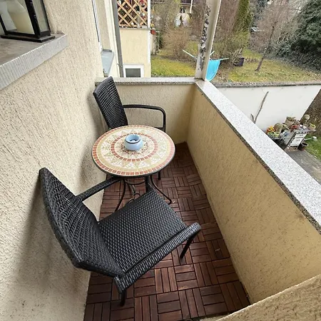 In Mit 2 Schlafzimmern, Wohnzimmer, Balkon, Parkplatz - Erdgeschoss エアフルト