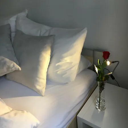 In Mit 2 Schlafzimmern, Wohnzimmer, Balkon, Parkplatz - Erdgeschoss