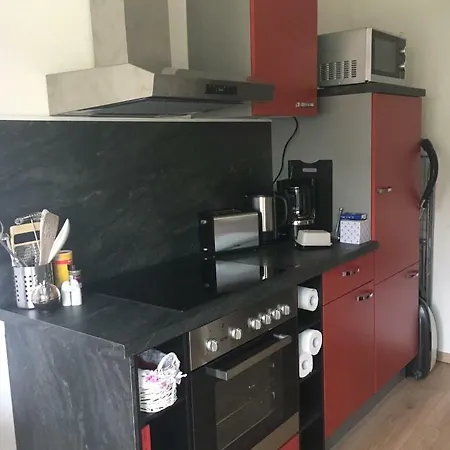 In Mit 2 Schlafzimmern, Wohnzimmer, Balkon, Parkplatz - Erdgeschoss * Erfurt