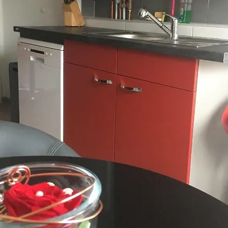 In Mit 2 Schlafzimmern, Wohnzimmer, Balkon, Parkplatz - Erdgeschoss *