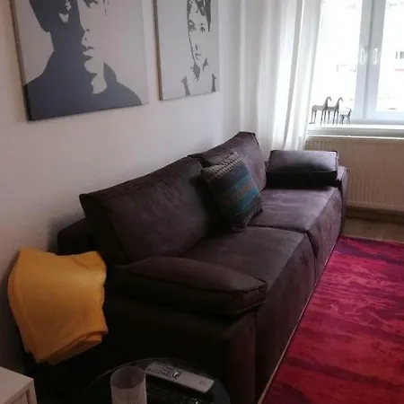 In Mit 2 Schlafzimmern, Wohnzimmer, Balkon, Parkplatz - Erdgeschoss Ερφούρτη