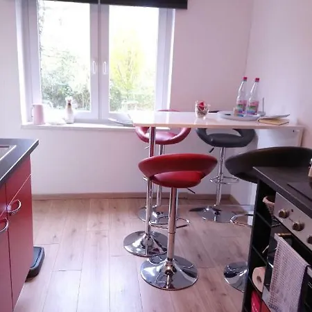 In Mit 2 Schlafzimmern, Wohnzimmer, Balkon, Parkplatz - Erdgeschoss Διαμέρισμα