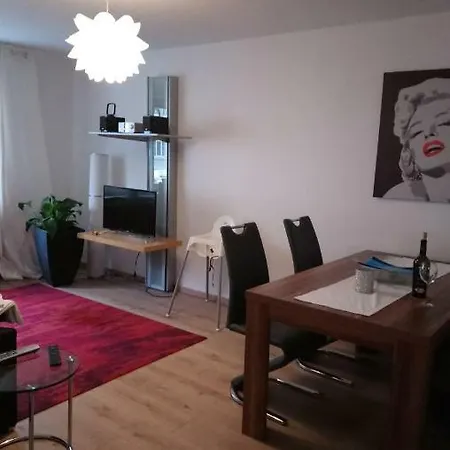 In Mit Kleinem Balkon, 2 Schlafzimmer Apartment *