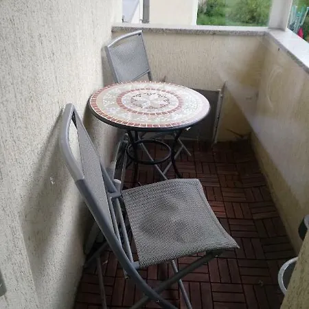 In Mit 2 Schlafzimmern, Wohnzimmer, Balkon, Parkplatz - Erdgeschoss Διαμέρισμα *