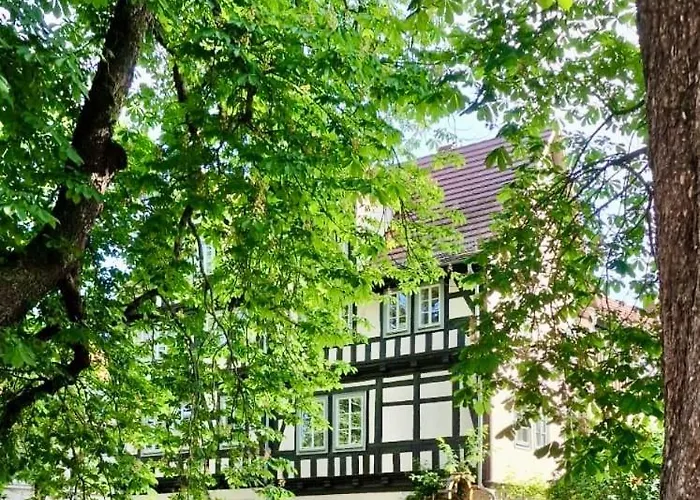 In Mit 2 Schlafzimmern, Wohnzimmer, Balkon, Parkplatz - Erdgeschoss エアフルト