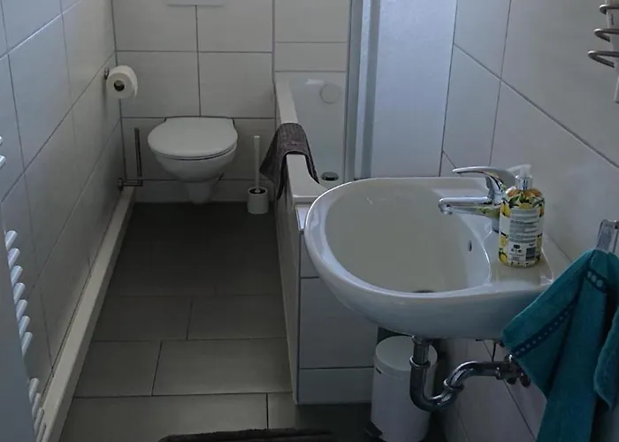 In Mit 2 Schlafzimmern, Wohnzimmer, Balkon, Parkplatz - Erdgeschoss