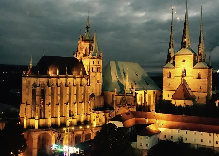 In Mit 2 Schlafzimmern, Wohnzimmer, Balkon, Parkplatz - Erdgeschoss アパート エアフルト