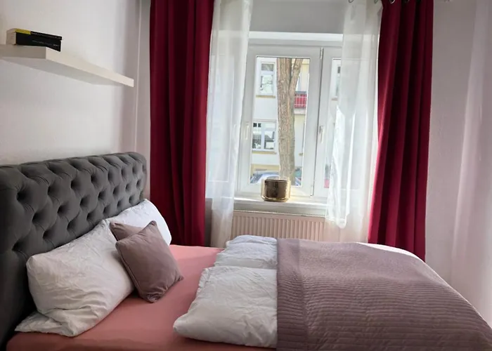 アパート In Mit 2 Schlafzimmern, Wohnzimmer, Balkon, Parkplatz - Erdgeschoss *