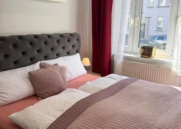 アパート In Mit 2 Schlafzimmern, Wohnzimmer, Balkon, Parkplatz - Erdgeschoss