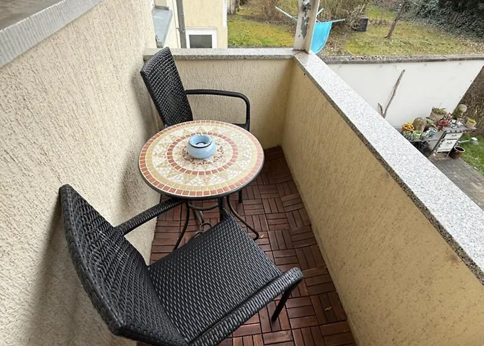 In Mit 2 Schlafzimmern, Wohnzimmer, Balkon, Parkplatz - Erdgeschoss エアフルト