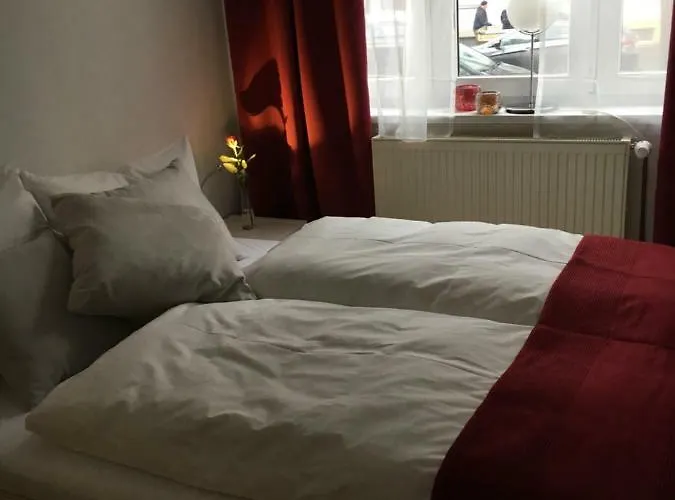 In Mit 2 Schlafzimmern, Wohnzimmer, Balkon, Parkplatz - Erdgeschoss アパート エアフルト