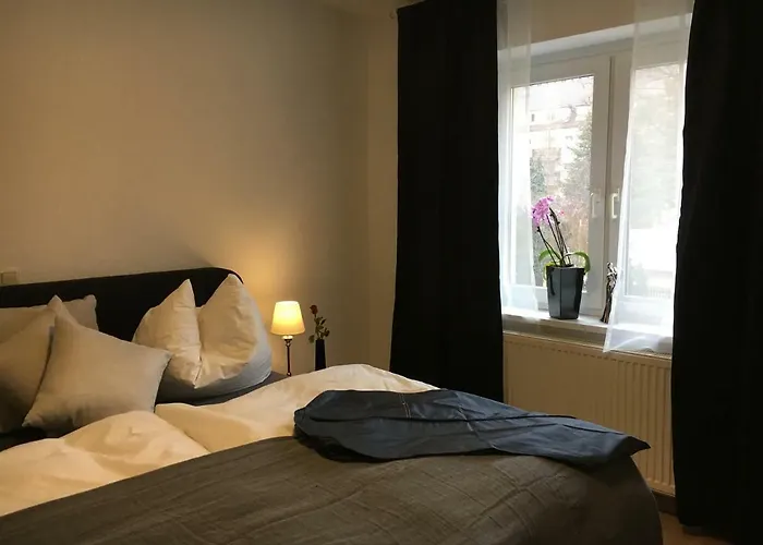 In Mit 2 Schlafzimmern, Wohnzimmer, Balkon, Parkplatz - Erdgeschoss アパート