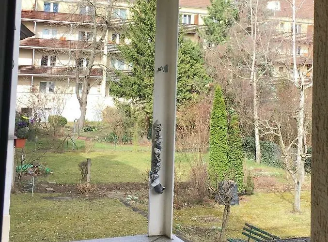 In Mit 2 Schlafzimmern, Wohnzimmer, Balkon, Parkplatz - Erdgeschoss * エアフルト