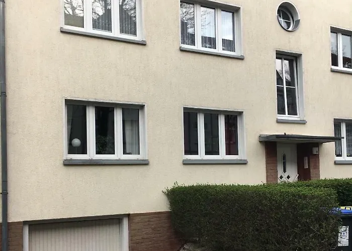 In Mit 2 Schlafzimmern, Wohnzimmer, Balkon, Parkplatz - Erdgeschoss * Erfurt