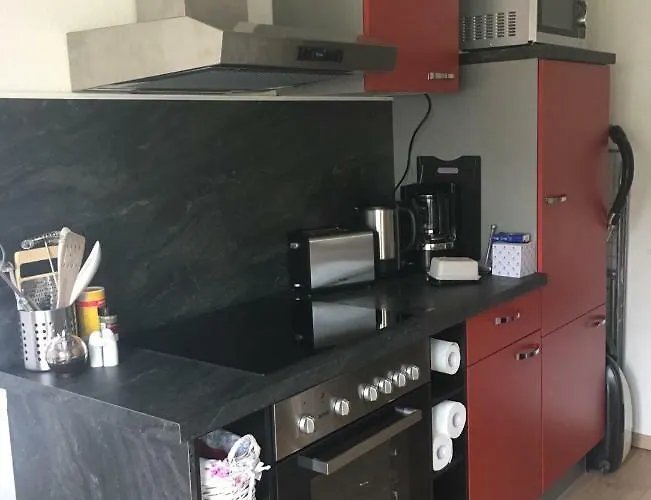 In Mit 2 Schlafzimmern, Wohnzimmer, Balkon, Parkplatz - Erdgeschoss * エアフルト