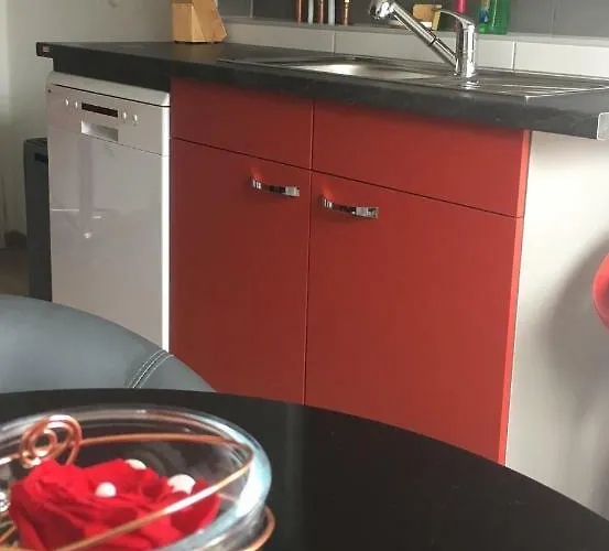 In Mit 2 Schlafzimmern, Wohnzimmer, Balkon, Parkplatz - Erdgeschoss *