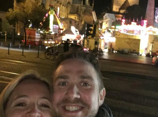 In Mit 2 Schlafzimmern, Wohnzimmer, Balkon, Parkplatz - Erdgeschoss アパート *