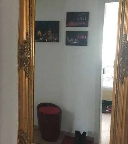 아파트 In Mit 2 Schlafzimmern, Wohnzimmer, Balkon, Parkplatz - Erdgeschoss *