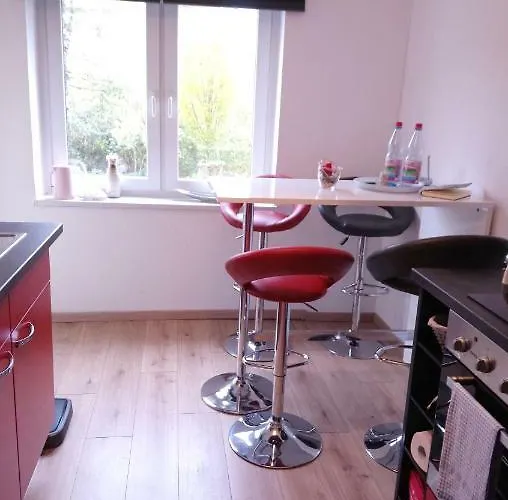 In Mit 2 Schlafzimmern, Wohnzimmer, Balkon, Parkplatz - Erdgeschoss アパート