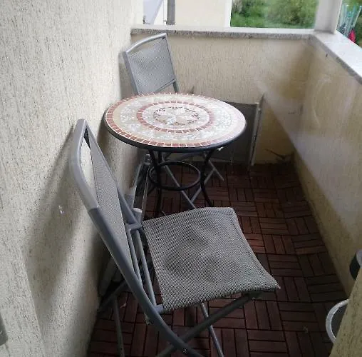 In Mit 2 Schlafzimmern, Wohnzimmer, Balkon, Parkplatz - Erdgeschoss Appartamento *
